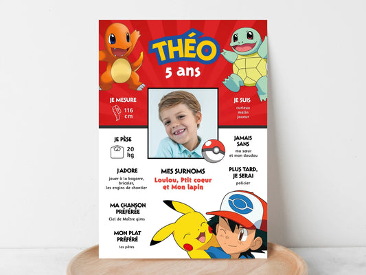 Affiche anniversaire personnalisée Pokémon posée sur une table en bois, avec Pikachu, Salamèche et Carapuce, décoration d’anniversaire enfant originale.