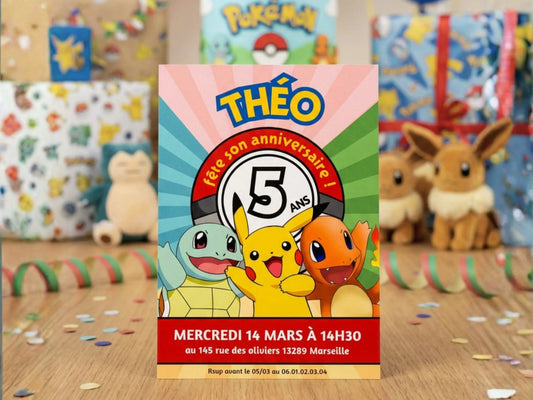 Invitation anniversaire Pokémon personnalisée avec Pikachu, Salamèche et Carapuce devant une décoration de fête Pokémon pour enfant.