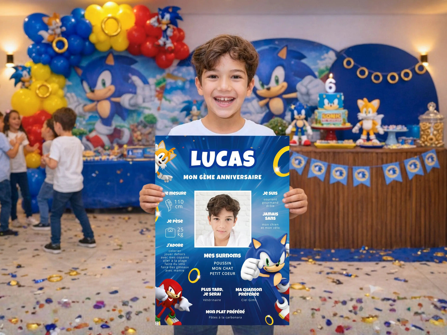Enfant tenant une affiche anniversaire personnalisée Sonic, Tails et Knuckles lors d’une décoration de fête anniversaire garçon thème Sonic