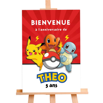 Affiche de bienvenue Pokémon personnalisée sur chevalet en bois pour décoration d’anniversaire enfant avec Pikachu, Salamèche et Carapuce.