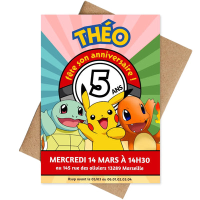 Invitation anniversaire Pokémon personnalisée avec Pikachu, Salamèche et Carapuce, présentée avec une enveloppe kraft pour une fête d’enfant.